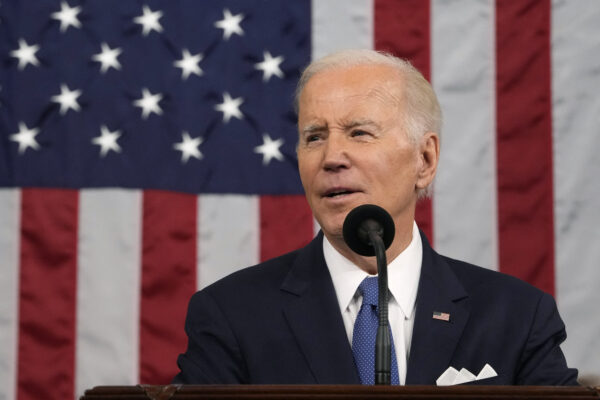 Tổng thống Joe Biden đọc Thông điệp Liên bang tại Phòng họp Hạ viện của Điện Capitol Hoa Kỳ ở Hoa Thịnh Đốn hôm 07/02/2023. (Ảnh: Jacquelyn Martin/Pool/AFP qua Getty Images)