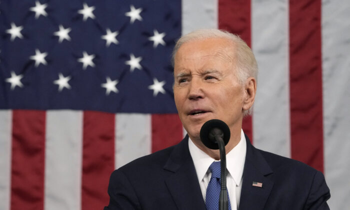 Tổng thống Joe Biden đọc bài diễn văn Thông điệp Liên bang tại Phòng họp Hạ Viện của Điện Capitol Hoa Kỳ ở Hoa Thịnh Đốn hôm 07/02/2023. (Ảnh: Jacquelyn Martin/Pool/AFP qua Getty Images)