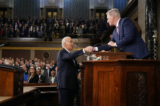 Tổng thống Hoa Kỳ Joe Biden bắt tay với Chủ tịch Hạ viện Kevin McCarthy (Cộng Hòa-California) trước khi đọc Thông điệp Liên bang trước một phiên họp chung của Quốc hội tại Phòng họp Hạ viện của Điện Capitol Hoa Kỳ ở Hoa Thịnh Đốn hôm 07/02/2023. (Ảnh: Jacquelyn Martin-Pool/Getty Images)