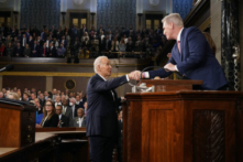 Tổng thống Hoa Kỳ Joe Biden bắt tay với Chủ tịch Hạ viện Kevin McCarthy (Cộng Hòa-California) trước khi đọc Thông điệp Liên bang trước một phiên họp chung của Quốc hội tại Phòng họp Hạ viện của Điện Capitol Hoa Kỳ ở Hoa Thịnh Đốn hôm 07/02/2023. (Ảnh: Jacquelyn Martin-Pool/Getty Images)
