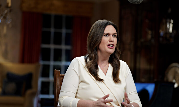 Thống đốc Arkansas Sarah Huckabee Sanders đưa ra lời phản bác của Đảng Cộng Hòa đối với Thông điệp Liên bang của Tổng thống Joe Biden hôm 07/02/2023 tại Little Rock, Arkansas. (Ảnh: Al Drago-Pool/Getty Images)