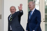 Tổng thống Joe Biden và Tổng thống Brazil Luiz Inacio Lula da Silva sóng vai song hành dọc theo dãy cột Vườn Hồng tại Tòa  Bạch Ốc ở Hoa Thịnh Đốn, hôm 10/02/2023. (Ảnh: Andrew Caballero-Reynolds/AFP qua Getty Images)