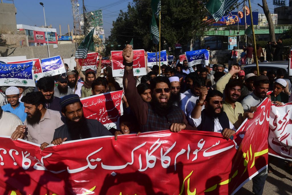Các nhà hoạt động của Liên đoàn Hồi giáo Markazi Pakistan (PMML) giương cao biểu ngữ và hô vang khẩu hiệu chống chính phủ trong một cuộc biểu tình phản đối lạm phát và tăng giá đối với các mặt hàng và chế phẩm dầu mỏ, ở Karachi, hôm 17/02/2023. (Ảnh: Asif Hassan/AFP/Getty Images)
