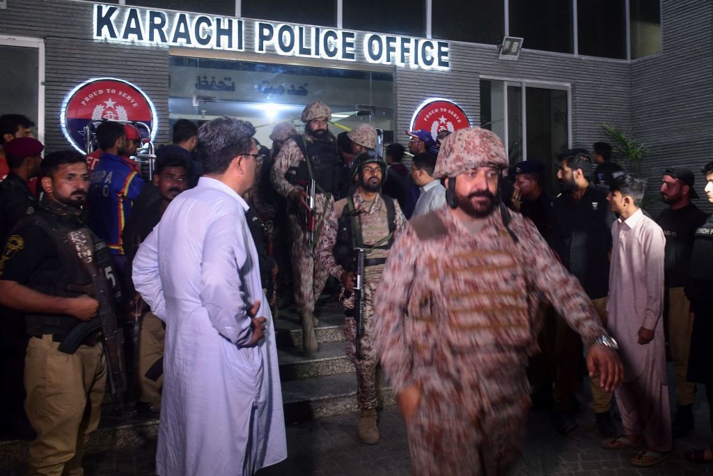 Các binh sĩ bán quân sự rời khỏi khu nhà cảnh sát sau khi giành quyền kiểm soát một tòa nhà sau cuộc tấn công của các chiến binh Taliban người Pakistan ở Karachi hôm 17/02/2023. (Ảnh: Asif Hassan/AFP qua Getty Images)