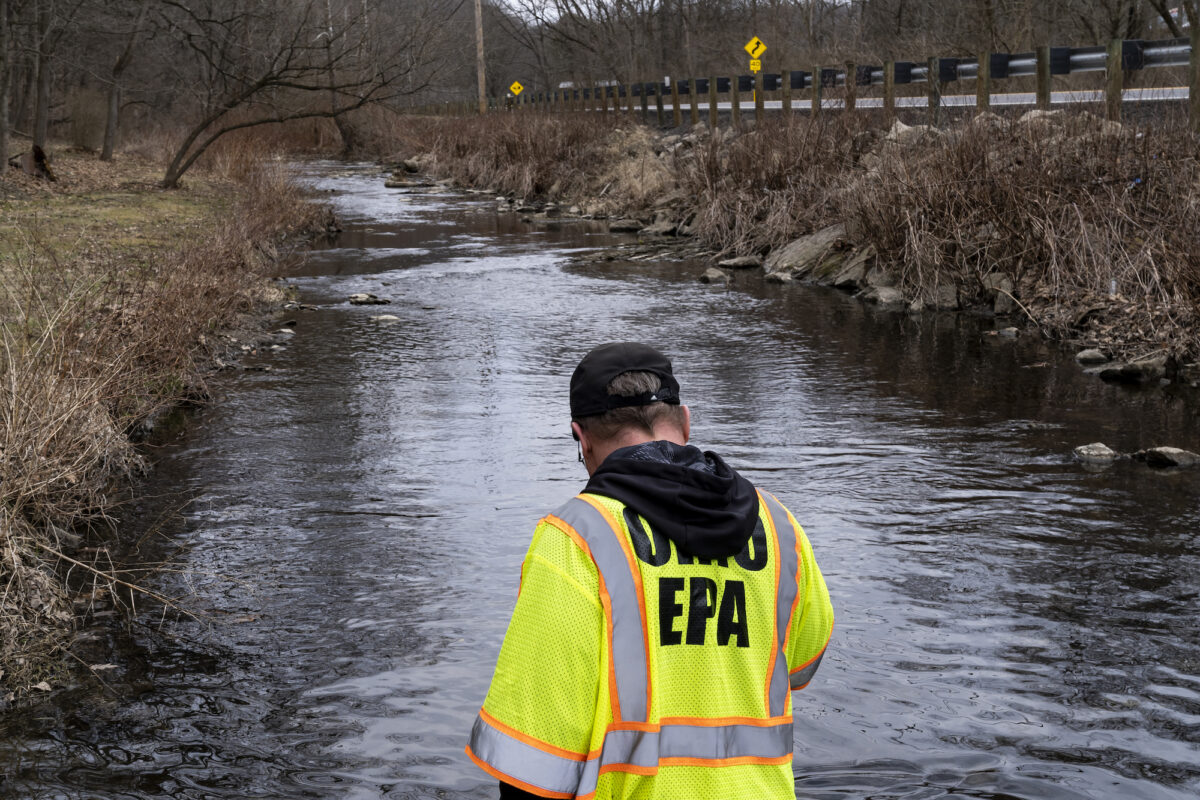 Ông Ron Fodo, thuộc Lực lượng Ứng phó Khẩn cấp của EPA Ohio, tìm kiếm các dấu hiệu của cá và cũng khuấy động nước ở con lạch Leslie Run để kiểm tra các hóa chất lắng xuống đáy sau một vụ trật đường rầy xe lửa đang gây ra những lo ngại về môi trường ở East Palestine, Ohio, hôm 20/02/2023. (Ảnh: Michael Swensen/Getty Images)