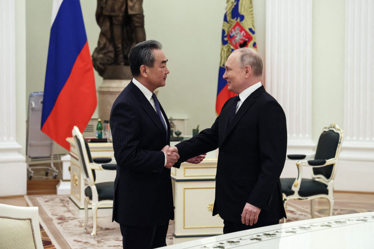 Tổng thống Nga Vladimir Putin gặp Giám đốc Văn phòng Ủy ban Đối ngoại Trung ương Trung Quốc Vương Nghị tại Điện Kremlin ở Moscow hôm 22/02/2023. (Ảnh: Anton Novoderezhkin/Sputnik/AFP qua Getty Images)