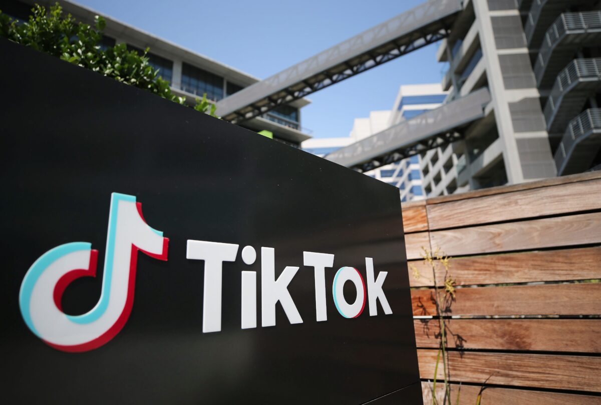 Logo TikTok được trưng bày bên ngoài một văn phòng công ty ở Culver City, California, vào ngày 27/08/2020. (Ảnh: Mario Tama/Getty Images)