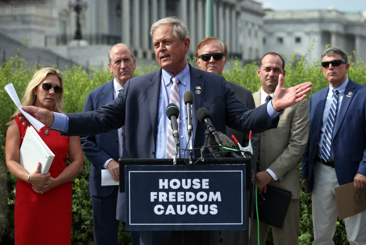 Dân biểu Ralph Norman (Cộng Hòa-South Carolina) trình bày tại một cuộc họp báo về dự luật cơ sở hạ tầng với các thành viên của Nhóm Freedom Caucus tại Hạ viện, bên ngoài Điện Capitol ở Hoa Thịnh Đốn vào ngày 23/08/2021. (Ảnh: Kevin Dietsch/Getty Images)