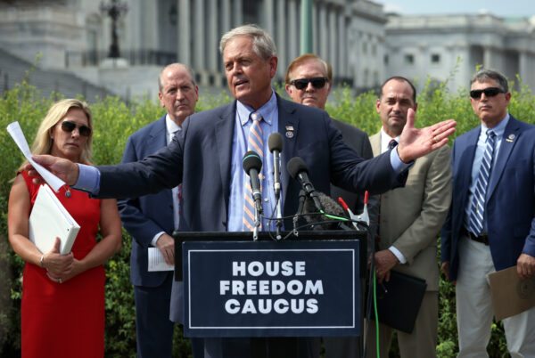 Dân biểu Ralph Norman (Cộng Hòa-South Carolina) nói tại một cuộc họp báo về dự luật cơ sở hạ tầng với các thành viên của Khối Tự do Hạ viện, bên ngoài Tòa nhà Capitol ở Hoa Thịnh Đốn ngày 23/08/2021. (Ảnh: Kevin Dietsch/Getty Images)
