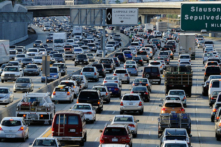 Giao thông bị đình trệ trên các làn đường hướng bắc và hướng nam của đường cao tốc Liên tiểu bang 405 gần Phi trường Quốc tế Los Angeles ở Los Angeles, California, 23/11/2011. (Ảnh: Kevork Djansezian/Getty Images)