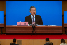 Bộ trưởng Ngoại giao Trung Quốc Vương Nghị trên màn hình lớn khi ông tổ chức một cuộc họp báo tại Trung tâm Truyền thông ở Bắc Kinh hôm 07/03/2022. (Ảnh: Andrea Verdelli/Getty Images)