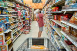 Một khách hàng mua đồ tại cửa hàng thực phẩm Kroger ở Houston, Texas, hôm 15/07/2022. (Ảnh: Brandon Bell/Getty Images)