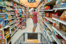 Một khách hàng mua đồ tại cửa hàng thực phẩm Kroger ở Houston, Texas, hôm 15/07/2022. (Ảnh: Brandon Bell/Getty Images)