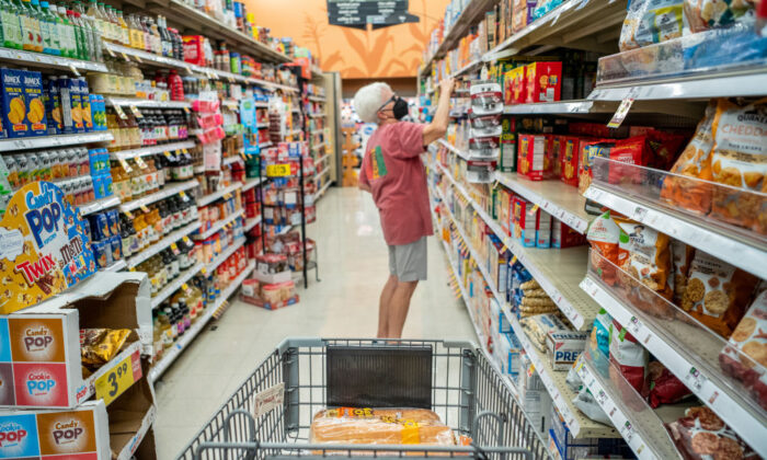 Một khách hàng mua đồ tại cửa hàng thực phẩm Kroger ở Houston, Texas, hôm 15/07/2022. (Ảnh: Brandon Bell/Getty Images)