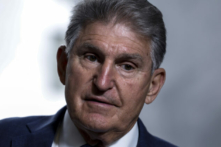 Thượng nghị sĩ Joe Manchin (Dân Chủ-West Virginia) nói chuyện với các phóng viên trong tòa nhà Văn phòng Thượng viện Hart ở Hoa Thịnh Đốn, vào ngày 01/08/2022. (Ảnh: Anna Moneymaker/Getty Images)