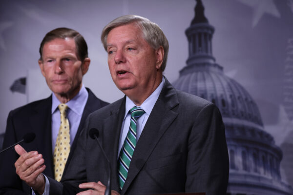 Hai Thượng nghị sĩ Hoa Kỳ Lindsey Graham (Cộng Hòa-South Carolina) (bên phải) và Richard Blumenthal (Dân Chủ-Connecticut) (bên trái) nói chuyện với các thành viên ngành báo chí trong cuộc họp báo tại Tòa nhà Capitol Hoa Kỳ ở Hoa Thịnh Đốn, vào ngày 14/09/2022. Hai thượng nghị sĩ này đã tổ chức một cuộc họp báo về việc chỉ định Nga là một quốc gia tài trợ cho chủ nghĩa khủng bố. (Ảnh: Alex Wong/Getty Images)