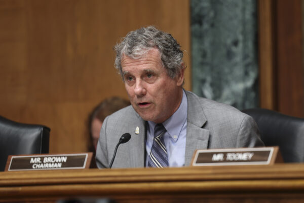 Thượng nghị sĩ Sherrod Brown (Dân Chủ-Ohio), nhận xét trong một phiên điều trần về lệnh trừng phạt Nga tại Điện Capitol ở Hoa Thịnh Đốn hôm 20/09/2022. (Ảnh: Kevin Dietsch/Getty Images)