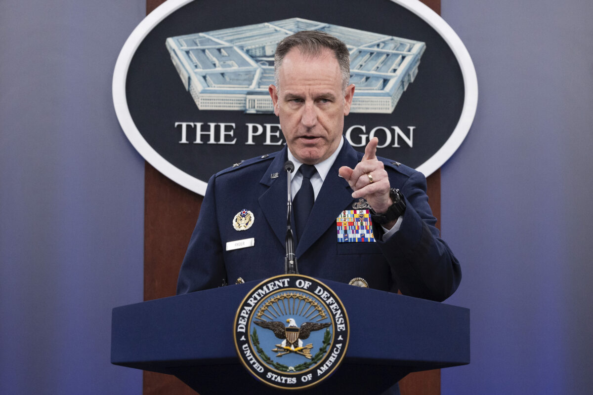 Chuẩn Tướng Pat Ryder, Tham vụ Báo chí Ngũ Giác Đài, tổ chức một cuộc họp báo tại Ngũ Giác Đài ở Arlington, Virginia, vào ngày 18/10/2022. (Ảnh: Kevin Dietsch/Getty Images)
