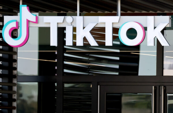 Logo TikTok được trưng bày tại văn phòng TikTok ở Culver City, California, hôm 20/12/2022. (Ảnh: Mario Tama/Getty Images)