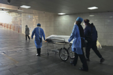 Các nhân viên của bệnh viện và người thân đẩy một thi thể trên băng ca ra khỏi phòng cấp cứu bận rộn tại một bệnh viện ở Bắc Kinh, Trung Quốc, hôm 02/01/2023. (Ảnh: Getty Images)