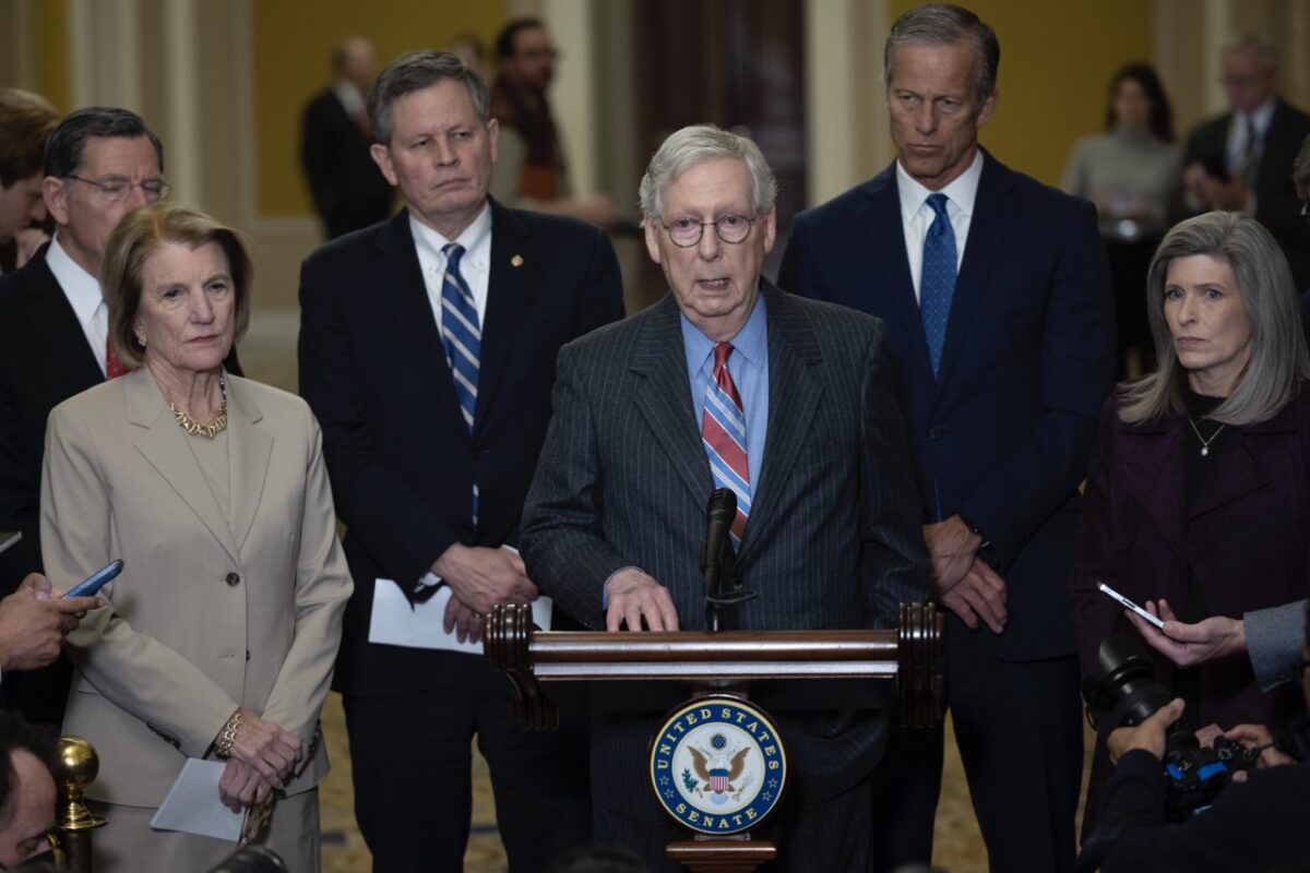 Lãnh đạo Thiểu số Thượng viện Mitch McConnell (Cộng Hòa-Kentucky) nói trong một cuộc họp báo tại Điện Capitol Hoa Kỳ. Ông McConnell đã đề cập đến một loạt vấn đề, bao gồm cả vấn đề Hoa Kỳ sắp chạm giới hạn nợ trong bài diễn văn của ông, hôm 24/01/2023. (Ảnh: Win McNamee/Getty Images)