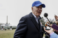 Tổng thống Joe Biden nói chuyện với các phóng viên ở Bãi cỏ phía Nam sau khi trở về Tòa Bạch Ốc trên chiếc phi cơ Marine One ở Hoa Thịnh Đốn, hôm 06/02/2023. (Ảnh: Anna Moneymaker/Getty Images)