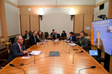 Bộ trưởng Thương mại Úc Don Farrell (trái) nói chuyện với Bộ trưởng Thương mại Trung Quốc Vương Văn Đào trong cuộc họp qua hội nghị truyền hình tại Tòa nhà Quốc hội ở Canberra, Úc, hôm 06/02/2023. (Ảnh: Lukas Coch - Pool/Getty Images)