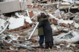 Những người phụ nữ ôm nhau gần tòa nhà bị sập ở Hatay, Thổ Nhĩ Kỳ, hôm 07/02/2023. (Ảnh: Burak Kara/Getty Images)