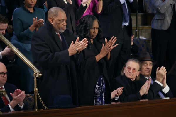 Ông Rodney Wells và bà RowVaughn Wells, cha mẹ của anh Tire Nichols, đứng dậy và vỗ tay hoan nghênh Tổng thống Hoa Kỳ Joe Biden trong Thông điệp Liên bang của ông tại Phòng họp Hạ viện của Điện Capitol Hoa Kỳ ở Hoa Thịnh Đốn hôm 07/02/2023. (Ảnh: Chip Somodevilla/Getty Images)