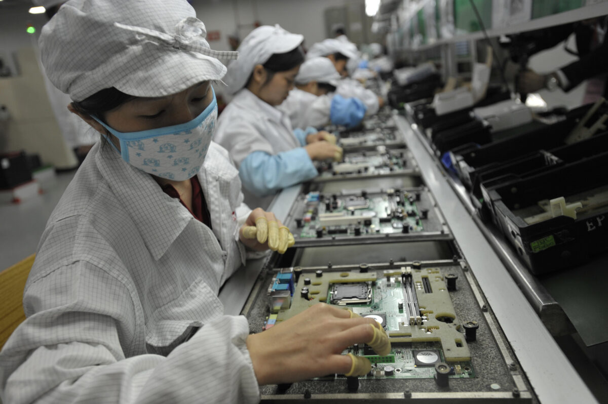 Công nhân Trung Quốc trong nhà máy Foxconn ở Thâm Quyến, phía nam tỉnh Quảng Đông của Trung Quốc, vào ngày 27/05/2010. (Ảnh: STR/AFP/GettyImages)