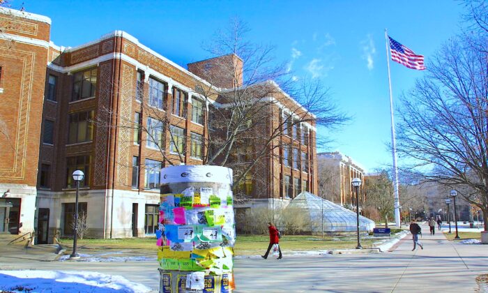 Sinh viên đi ngang qua khuôn viên Đại học Michigan ở Ann Arbor, Michigan, vào ngày 17/01/2003. (Ảnh: Bill Pugliano/Getty Images)