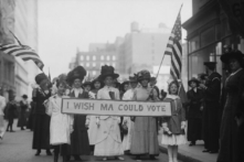 Một nhóm các nhà hoạt động vì Quyền bầu cử của Phụ nữ tuần hành trong một cuộc diễn hành mang theo biểu ngữ “Tôi ước Mẹ Có thể Bỏ phiếu” vào khoảng năm 1913. (Ảnh: FPG/Archive Photos/Getty Images)