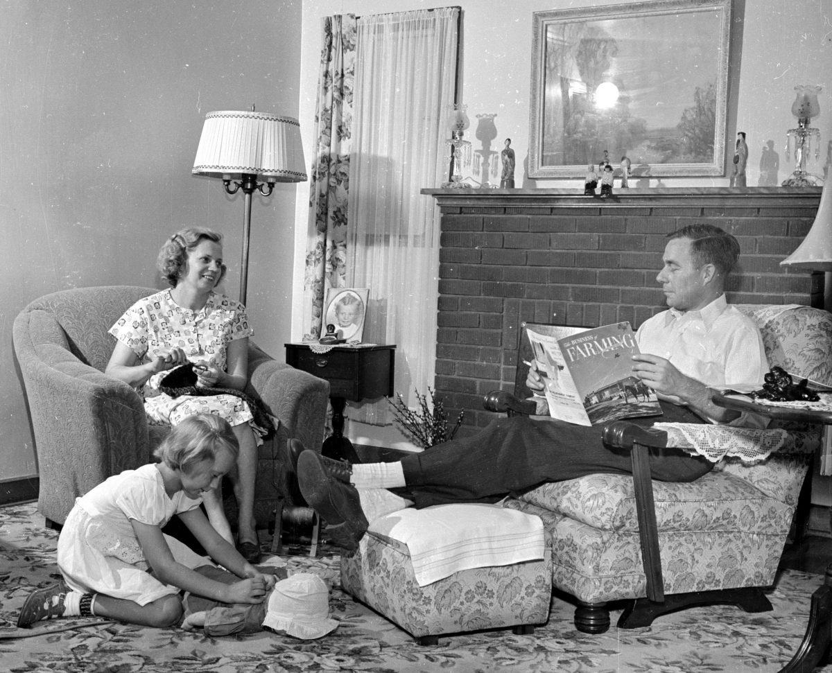 Một cặp vợ chồng và cô con gái của họ tại nhà riêng ở Youngstown, Ohio, hồi tháng 10/1950. Kể từ những năm 1960, nhiều phong trào phản truyền thống, bao gồm chủ nghĩa nữ quyền hiện đại, giải phóng tình dục, và quyền của người đồng tính, đã nổi lên ở phương Tây. Thiết chế gia đình đã bị ảnh hưởng nặng nề nhất. (Ảnh: Doreen Spooner/Keystone Features/Getty Images)