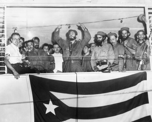 Ông Fidel Castro trò chuyện với người dân Cuba về chiến thắng của Cách mạng Cuba, vào ngày 04/01/1959. (Ảnh: Hulton Archive/Getty Images)