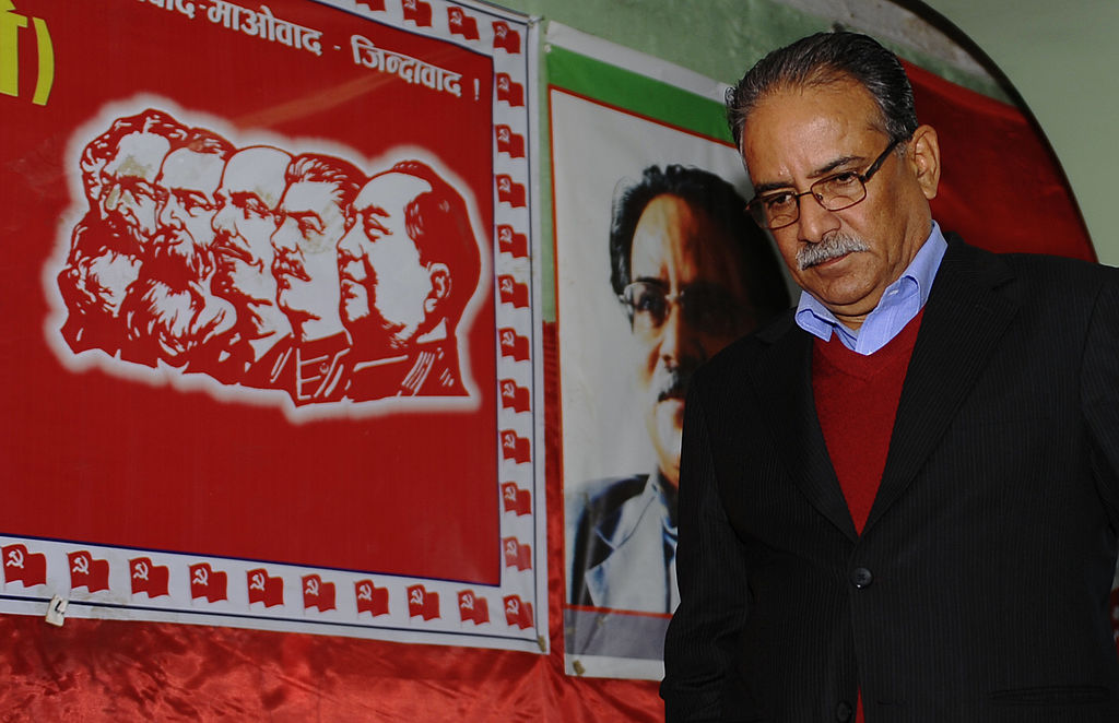Chủ tịch Đảng Cộng sản Thống nhất Nepal (người theo Chủ nghĩa Mao) Pushpa Kamal Dahal, đến dự một cuộc họp báo ở Kathmandu vào ngày 21/11/2013. Cựu lãnh đạo lực lượng nổi dậy của Nepal cáo buộc các cuộc bầu cử quốc gia đã bị gian lận sau khi ông được cho là bị mất ghế, làm dấy lên lo ngại về sự bất ổn chính trị mới ở quốc gia vùng Himalaya đang phải rất khó khăn để phục hồi sau cuộc nội chiến kéo dài hàng thập niên này. (Ảnh: Prakash Mathema/AFP qua Getty Images)