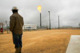 Khí đốt tự nhiên được đốt cháy tại các hoạt động của Tập đoàn Apache tại nhà máy khí đốt tự nhiên Deadwood ở Permian Basin, Garden City, Texas, vào ngày 05/02/2015. (Ảnh: Spencer Platt/Getty Images)
