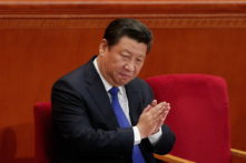 Chủ tịch Trung Quốc Tập Cận Bình vỗ tay trong lễ khai mạc Kỳ họp thứ 3 của Đại hội Đại biểu Nhân dân Toàn quốc khóa 12 tại Đại lễ đường Nhân dân hôm 05/03/2015 tại Bắc Kinh, Trung Quốc. (Ảnh: Lintao Zhang/Getty Images)
