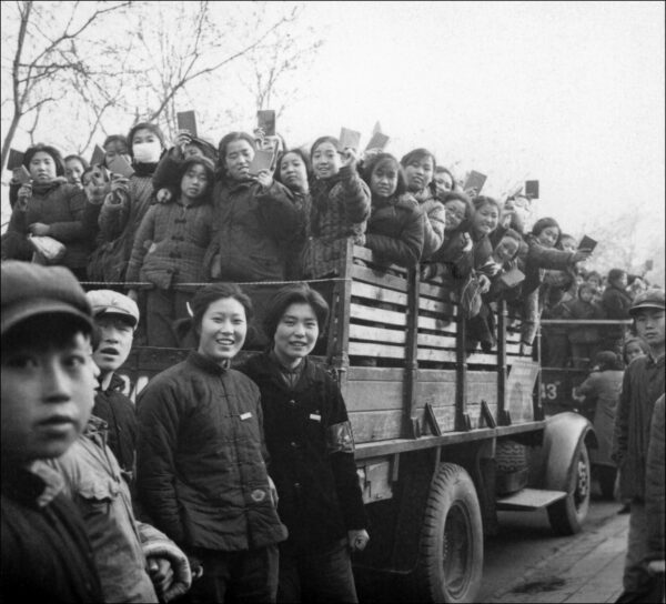 Những Hồng vệ binh trẻ tuổi đang giơ lên các cuốn “Hồng bảo thư” của Chủ tịch Mao ở Bắc Kinh trong thời kỳ Cách mạng Văn hóa năm 1966. Lực lượng Hồng vệ binh này đã hoành hành trên khắp các thị trấn Trung Quốc, khủng bố người dân, đặc biệt là những người cao niên. (Ảnh: Jean Vincent/AFP qua Getty Images)