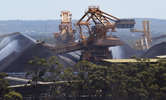Chuyến hàng than chính thức đầu tiên của Úc đến Trung Quốc sau hai năm cấm vận thương mại