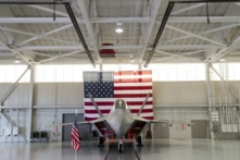 Chiến đấu cơ tàng hình Lockheed Martin F-22 Raptor của Lực lượng Không quân Hoa Kỳ đậu bên trong một kho chứa phi cơ trong Cuộc Tập trận Ba bên mở màn giữa Không quân Hoa Kỳ, Không quân Hoàng gia Anh, và Không quân Pháp tại Căn cứ chung Langley-Eustis ở Hampton, Virginia, vào ngày 15/12/2015. (Ảnh: Saul Loeb/AFP qua Getty Images)