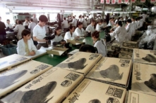 Công nhân tại một nhà máy quốc doanh Trung Quốc sản xuất giày cho một công ty Hoa Kỳ ở Thẩm Dương thuộc tỉnh Liêu Ninh, đông bắc Trung Quốc, hôm 31/05/2000. (Ảnh: Goh Chai Hin/AFP qua Getty Images)