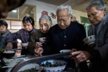 Người cao niên Trung Quốc tự phục vụ bữa trưa tại một viện dưỡng lão ở huyện Sa, tỉnh Phúc Kiến, Trung Quốc, hôm 17/03/2016. (Ảnh: Kevin Frayer/Getty Images)
