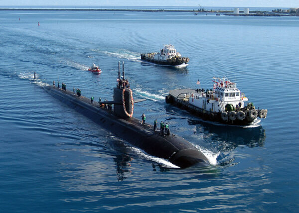 Tàu ngầm lớp Los Angeles USS San Francisco sau 5 tháng điều động ở cảng Apra, đảo Guam, ngày 04/06/2004. (Ảnh: Mark A. Leonesio/U.S. Navy qua Getty Images)