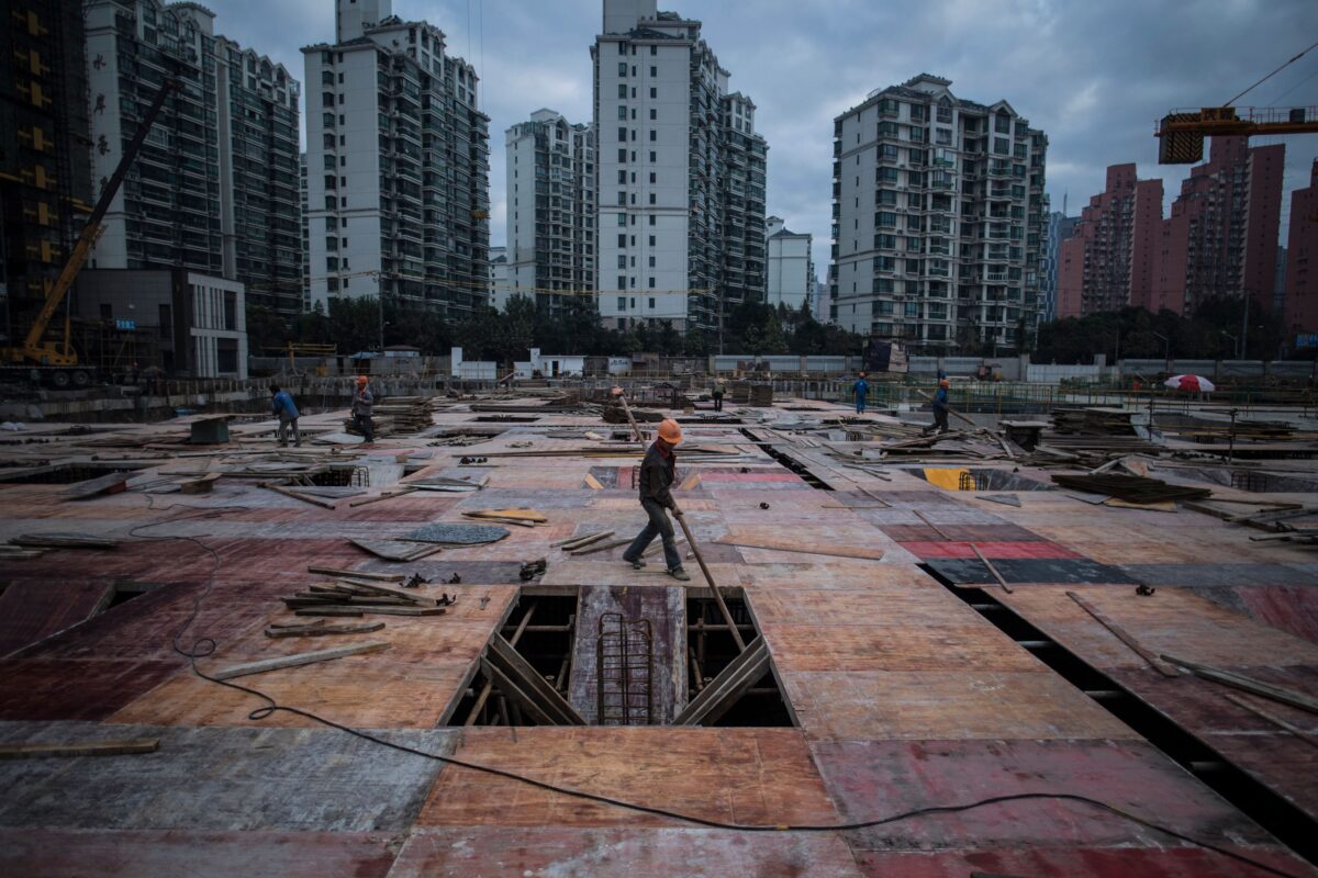 Một người đàn ông làm việc tại công trường xây dựng một cao ốc ở Thượng Hải hôm 29/11/2016. (Ảnh: Johannes Eisele/AFP/Getty Images)