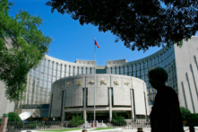 Một khách bộ hành đi ngang qua Ngân hàng Nhân dân Trung Quốc, còn được gọi là Ngân hàng Trung ương Trung Quốc, ở trung tâm Bắc Kinh, vào ngày 09/08/2007. (Ảnh: Teh Eng Koon/AFP qua Getty Images)