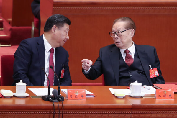 Chủ tịch Trung Quốc Tập Cận Bình (Trái) nói chuyện với cựu chủ tịch Giang Trạch Dân (Phải) trong lễ bế mạc Đại hội Đảng Cộng sản lần thứ 19 ở Bắc Kinh, vào ngày 24/10/2017. (Ảnh: Lintao Zhang/Getty Images)