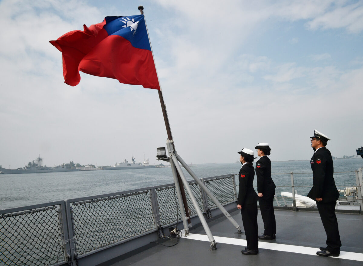 Các thủy thủ Đài Loan chào cờ Đài Loan trên boong một tàu tiếp tế lớp Bàn Thạch (Panshih) sau khi tham gia các cuộc tập trận thường niên, tại căn cứ hải quân Tả Doanh ở Cao Hùng vào ngày 31/01/2018. (Ảnh: Mandy Cheng/AFP qua Getty Images)