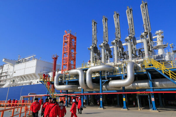 Nhà ga Thiên Tân của China Sinopec nhận lô hàng khí tự nhiên hóa lỏng (LNG) đầu tiên từ Úc vào tháng 02/2018. (Ảnh: VCG qua Getty Images)