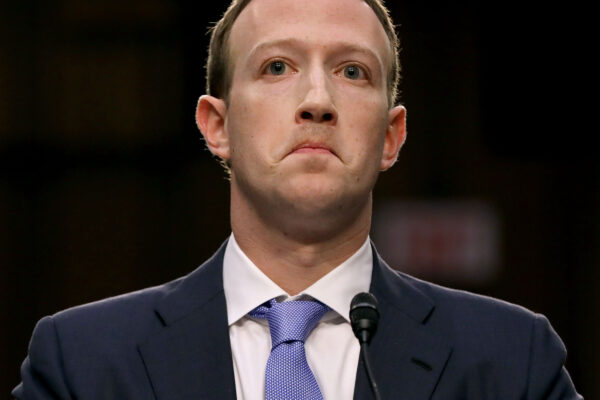 Đồng sáng lập, Chủ tịch, và Giám đốc điều hành Facebook Mark Zuckerberg làm chứng trước một phiên điều trần kết hợp giữa Ủy ban Tư pháp và Thương mại của Thượng viện tại Tòa nhà Văn phòng Thượng viện Hart trên Capitol Hill ở Hoa Thịnh Đốn vào ngày 10/04/2018. (Ảnh: Chip Somodevilla/Getty Images)