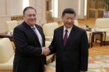 Ngoại trưởng đương thời Mike Pompeo (bên trái) bắt tay với lãnh đạo Trung Quốc Tập Cận Bình khi cả hai chụp ảnh tại Đại lễ đường Nhân dân ở Bắc Kinh vào ngày 14/06/2018. (Ảnh: Andy Wong/AFP qua Getty Images)
